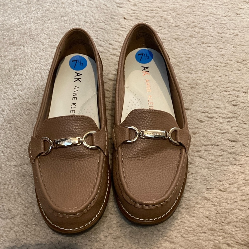 Anne Klein Carmel tan loafer. Size 7 1/2 medium.